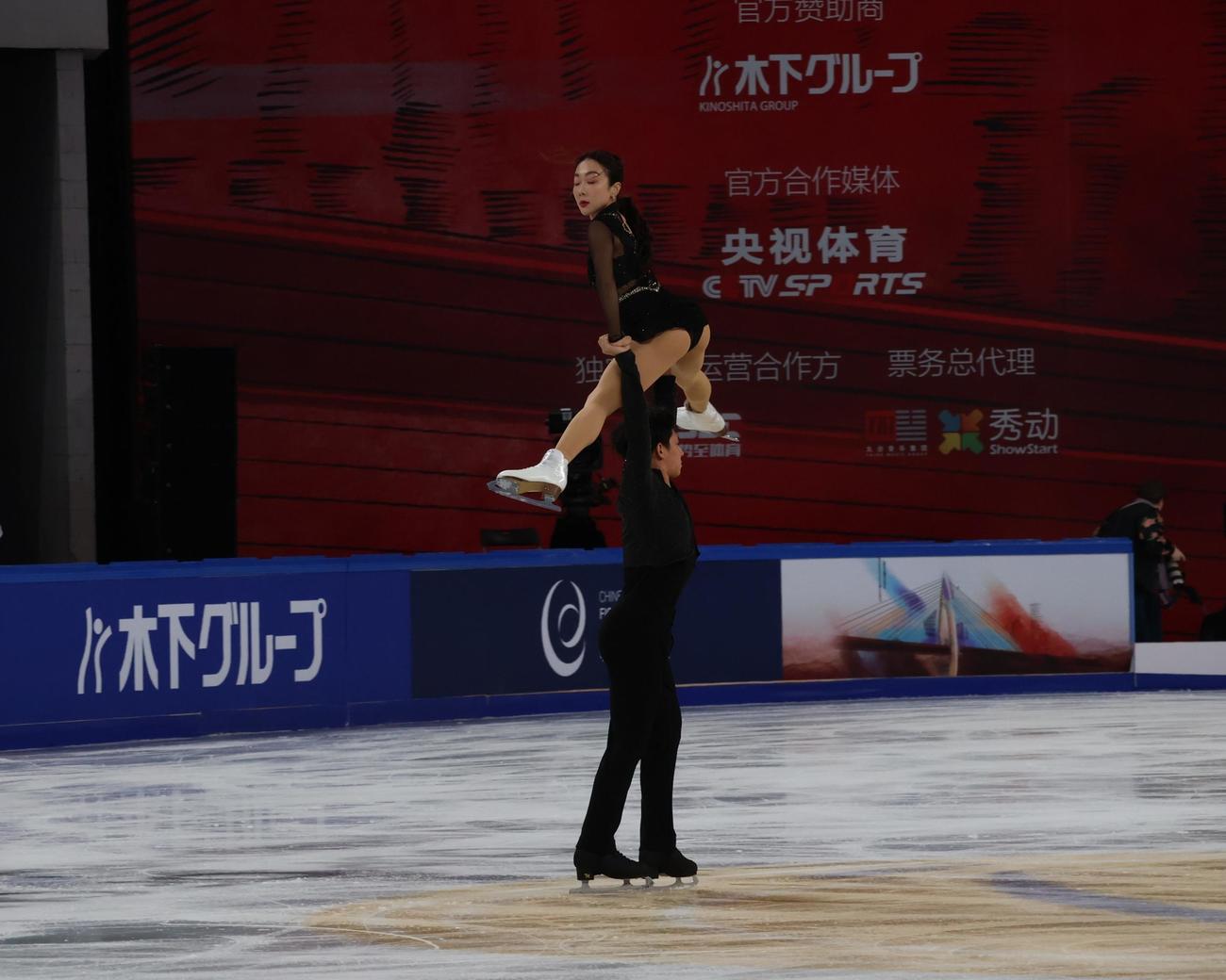 中国杯の公式練習でリフトを確認する隋文静（上）と韓聡（撮影・勝部晃多）