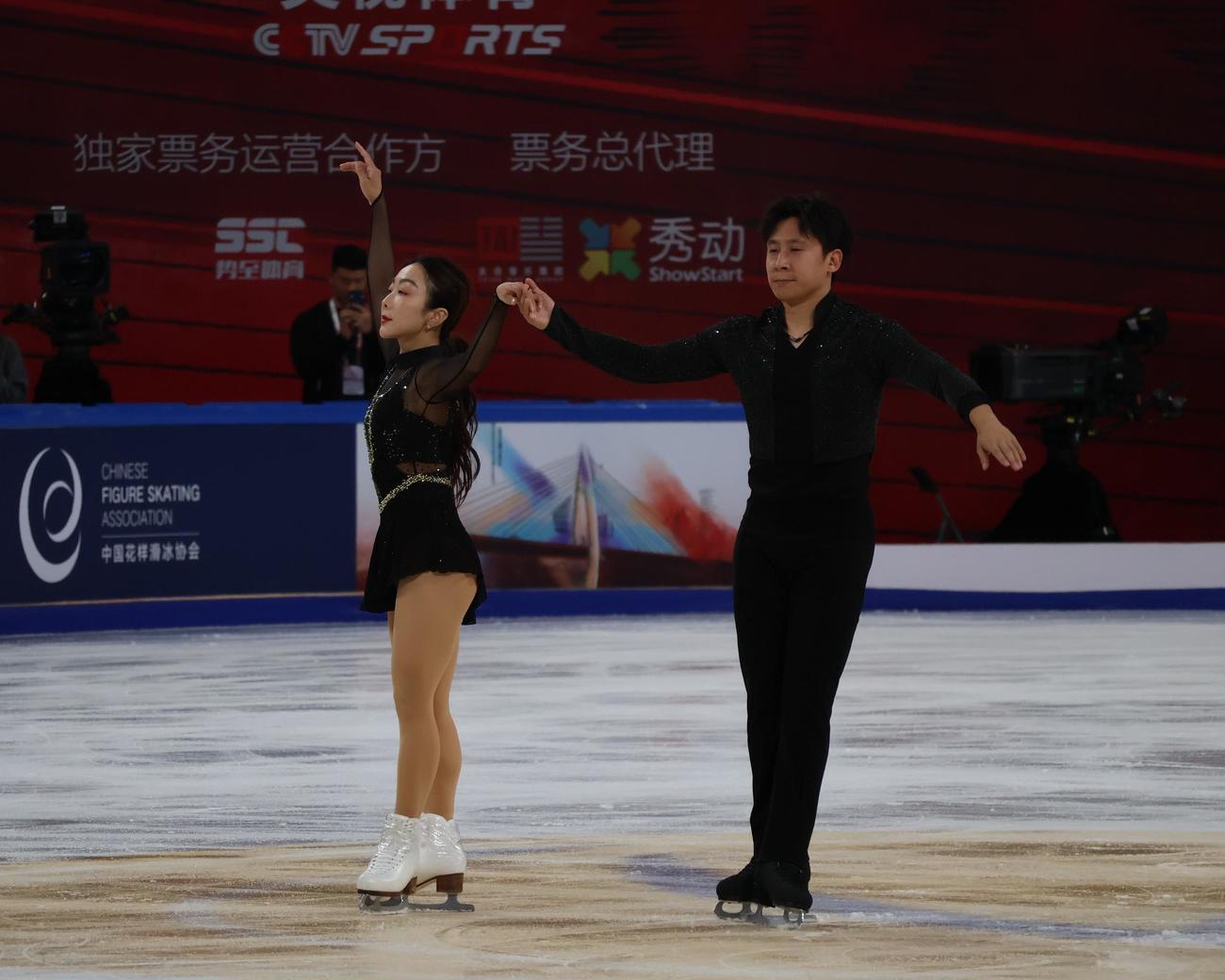 中国杯の公式練習に臨む隋文静（左）と韓聡（撮影・勝部晃多）