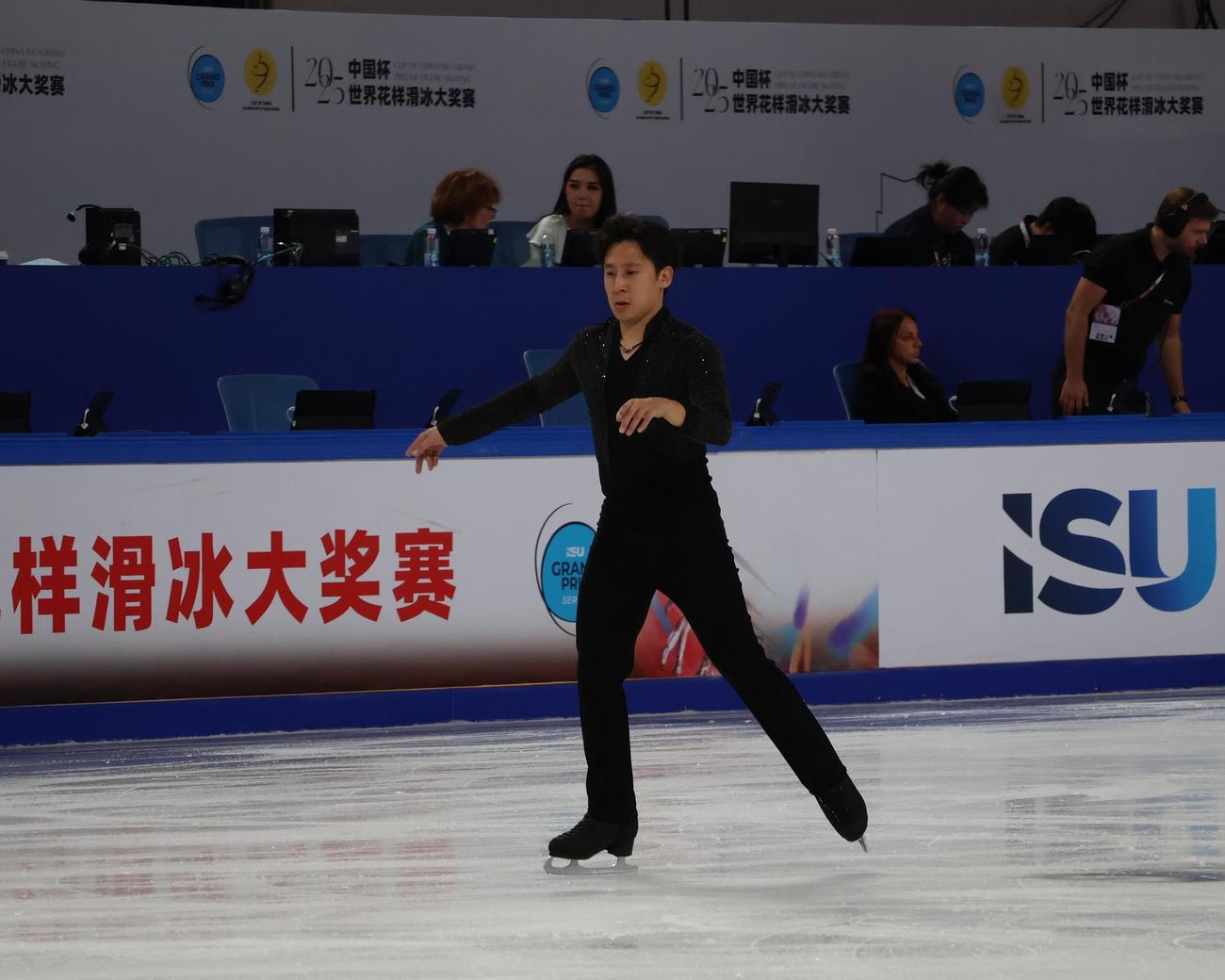 中国杯の公式練習で1人で滑る韓聡（撮影・勝部晃多）