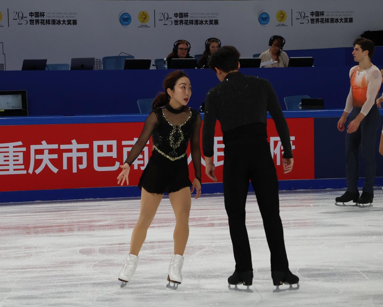 中国杯の公式練習で確認する隋文静（左）と韓聡（撮影・勝部晃多）