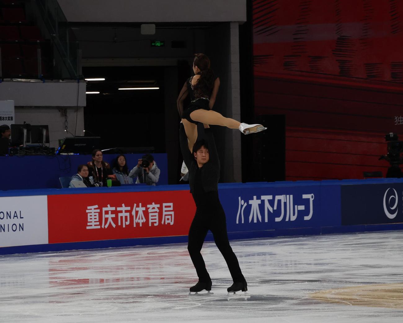 中国杯の公式練習でリフトを確認する隋文静（上）と韓聡（撮影・勝部晃多）