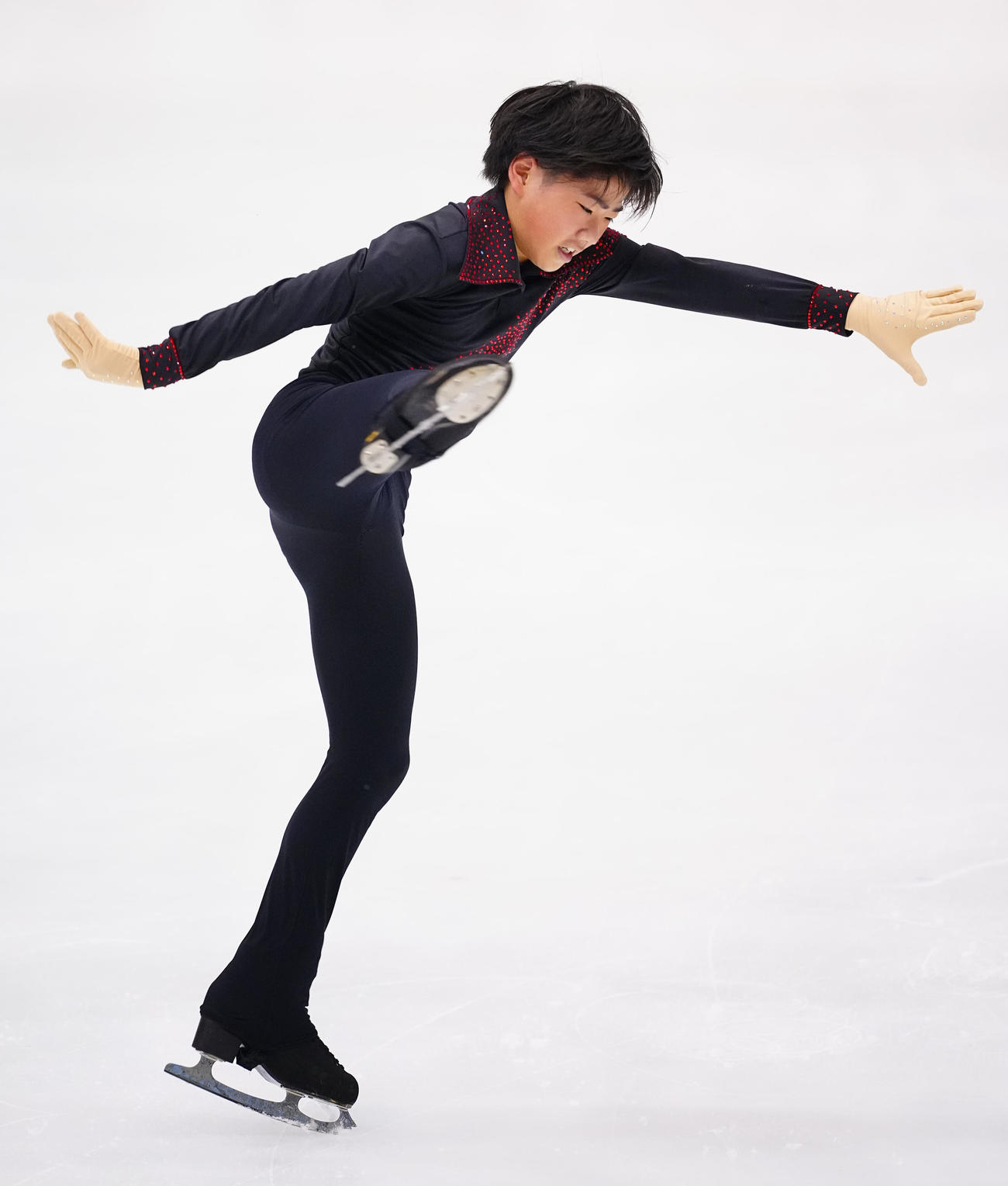 ジュニア男子SPの演技をする辻出（撮影・垰建太）