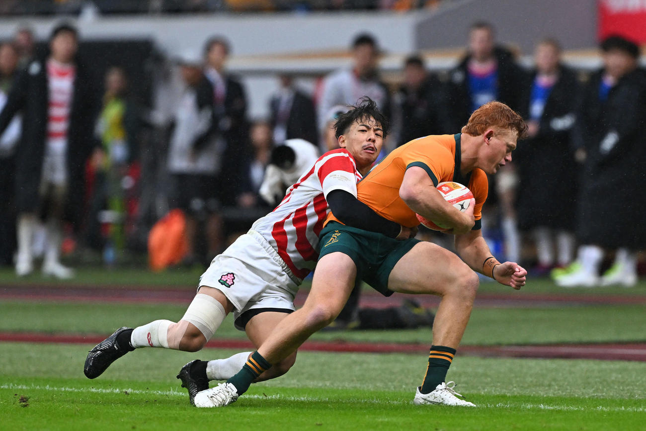 日本対オーストラリア　後半、タックルする藤原（左）（撮影・滝沢徹郎）