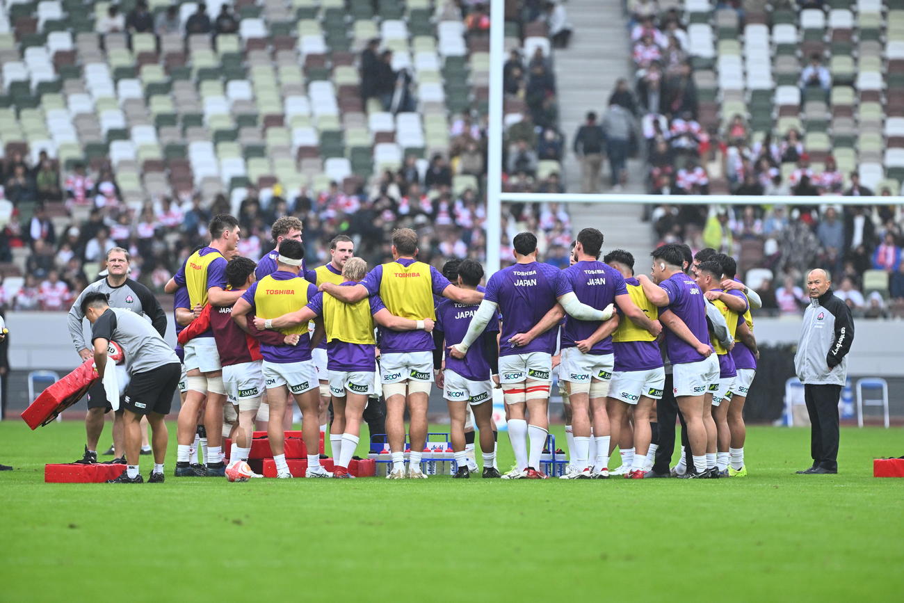 日本対オーストラリア　試合前に円陣を組む日本の選手たち（撮影・滝沢徹郎）