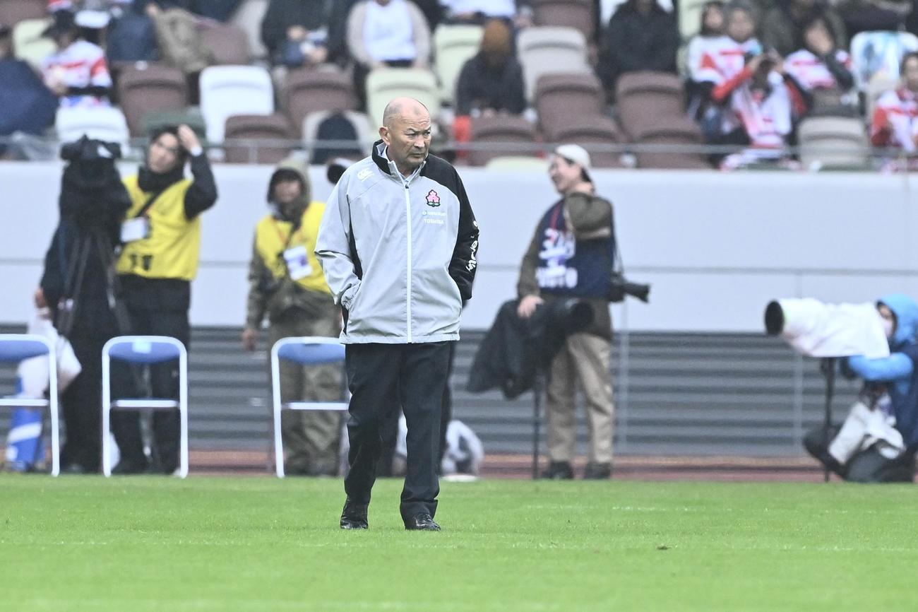 日本対オーストラリア　試合前練習を見守るエディー・ジョーンズHC（撮影・滝沢徹郎）