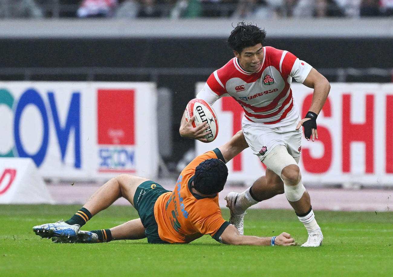 日本対オーストラリア　前半、攻め込む矢崎（右）（撮影・滝沢徹郎）
