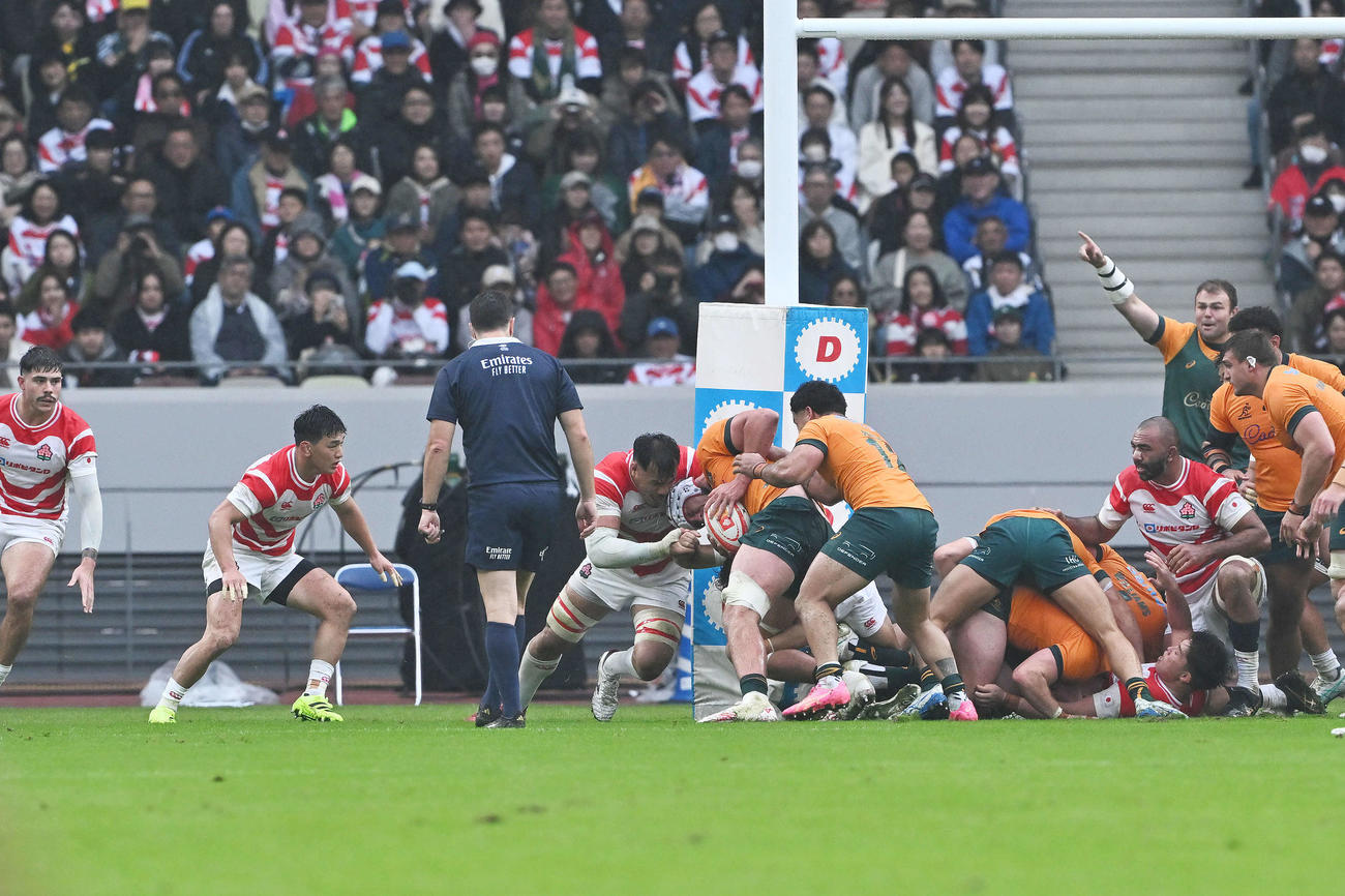 日本対オーストラリア　前半、オーストラリアの攻撃を耐える日本の選手たち（撮影・滝沢徹郎）