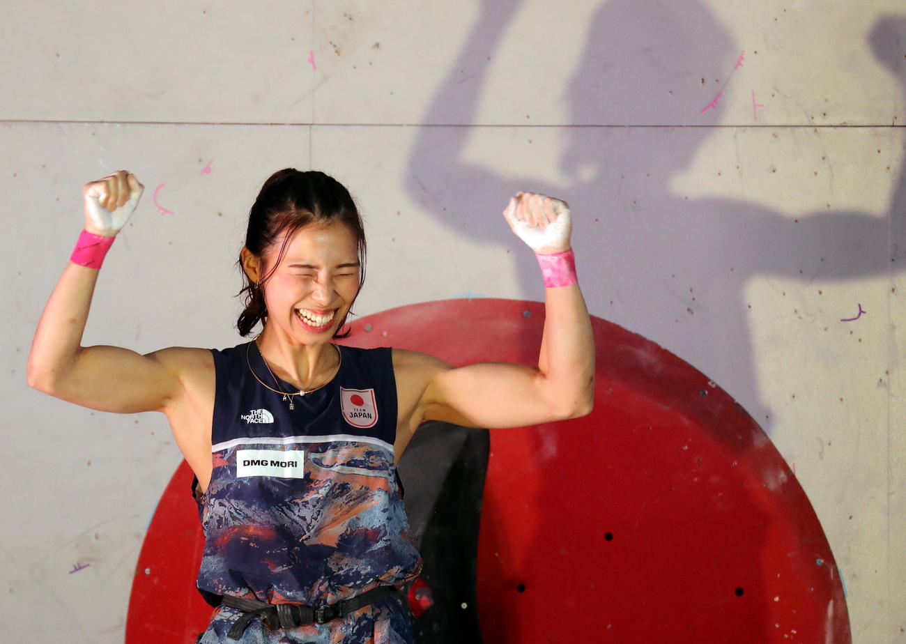 世界初の国別対抗戦グランドファイナルズのボルダーで初代王者に輝いた日本のの中村真緒。男女共通の課題も含む3完登にガッツポーズ（撮影・木下淳）