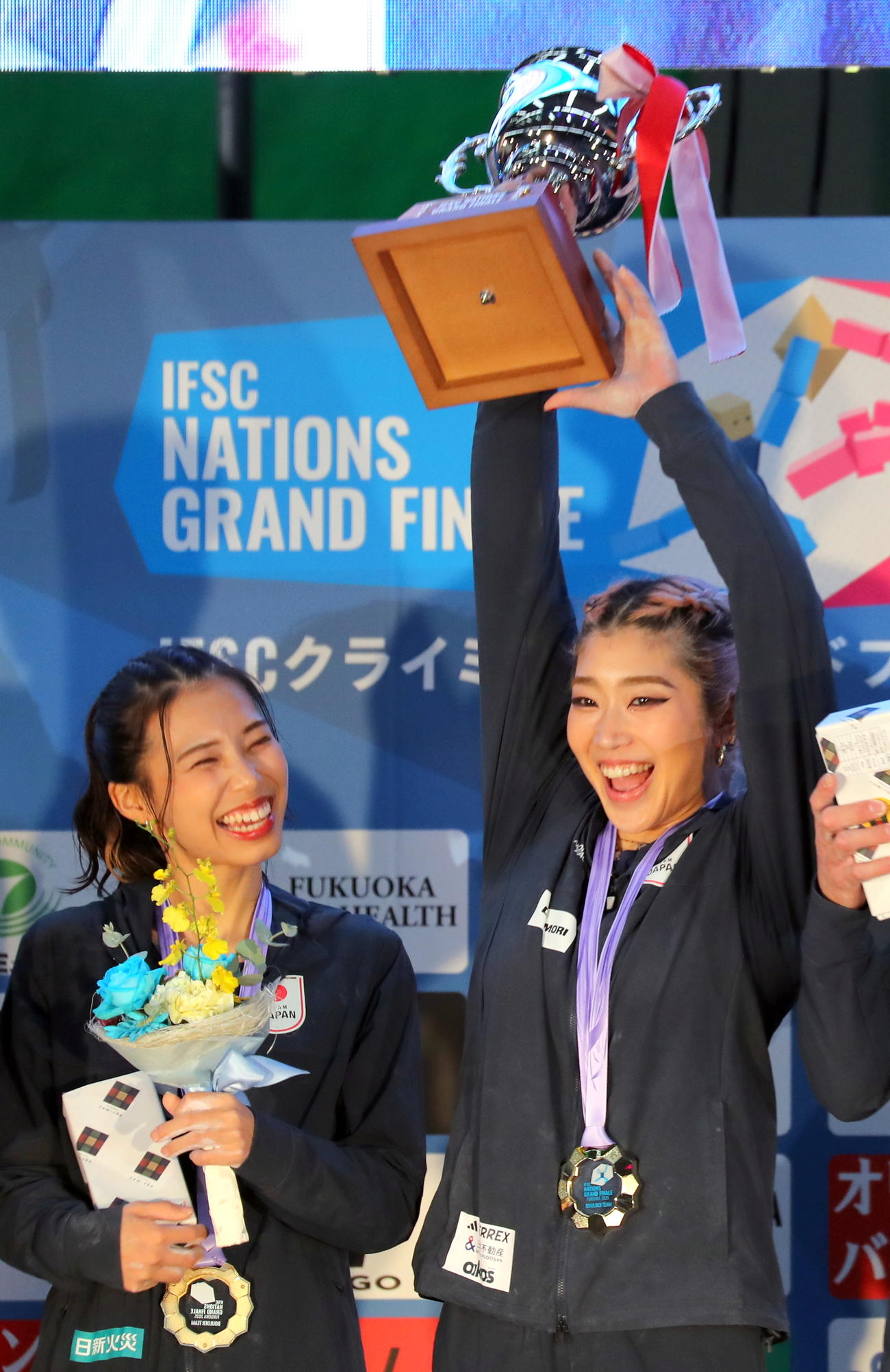世界初の国別対抗戦グランドファイナルズのボルダーで初代王者に輝いた日本。女子の中村真緒（左）と主将の野中生萌（撮影・木下淳）