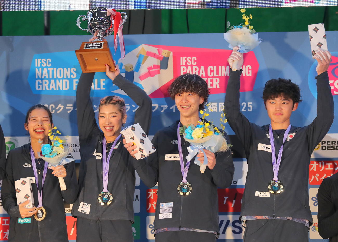 世界初の国別対抗戦グランドファイナルズのボルダーで初代王者に輝いた日本。左から中村真緒、主将の野中生萌、天笠颯太、安楽宙斗（撮影・木下淳）