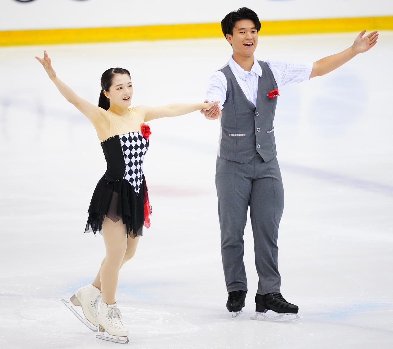 ペアフリーの演技を終え笑顔を見せる籠谷（左）、本田組（撮影・垰建太）