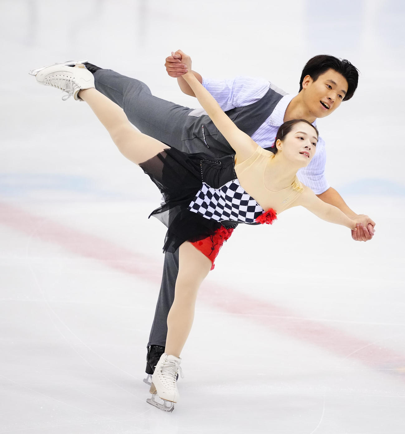 ペアフリーの演技をする籠谷（手前）、本田組（撮影・垰建太）