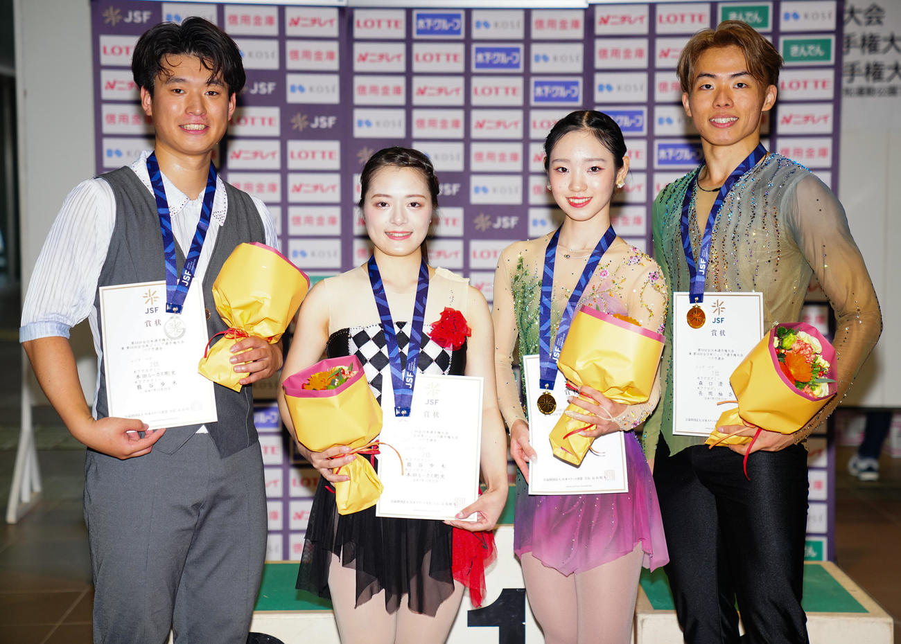 ペアの表彰式で写真に納まる1位の長岡（中央右）、森口（右）組と籠谷（同左）、本田組（撮影・垰建太）
