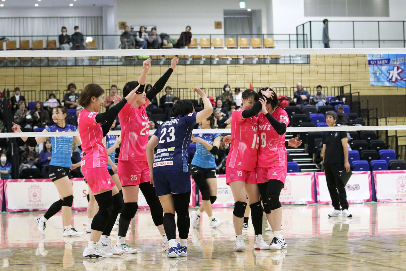 スパイクで得点を挙げたアルテミス北海道辻（右）をねぎらう選手たち