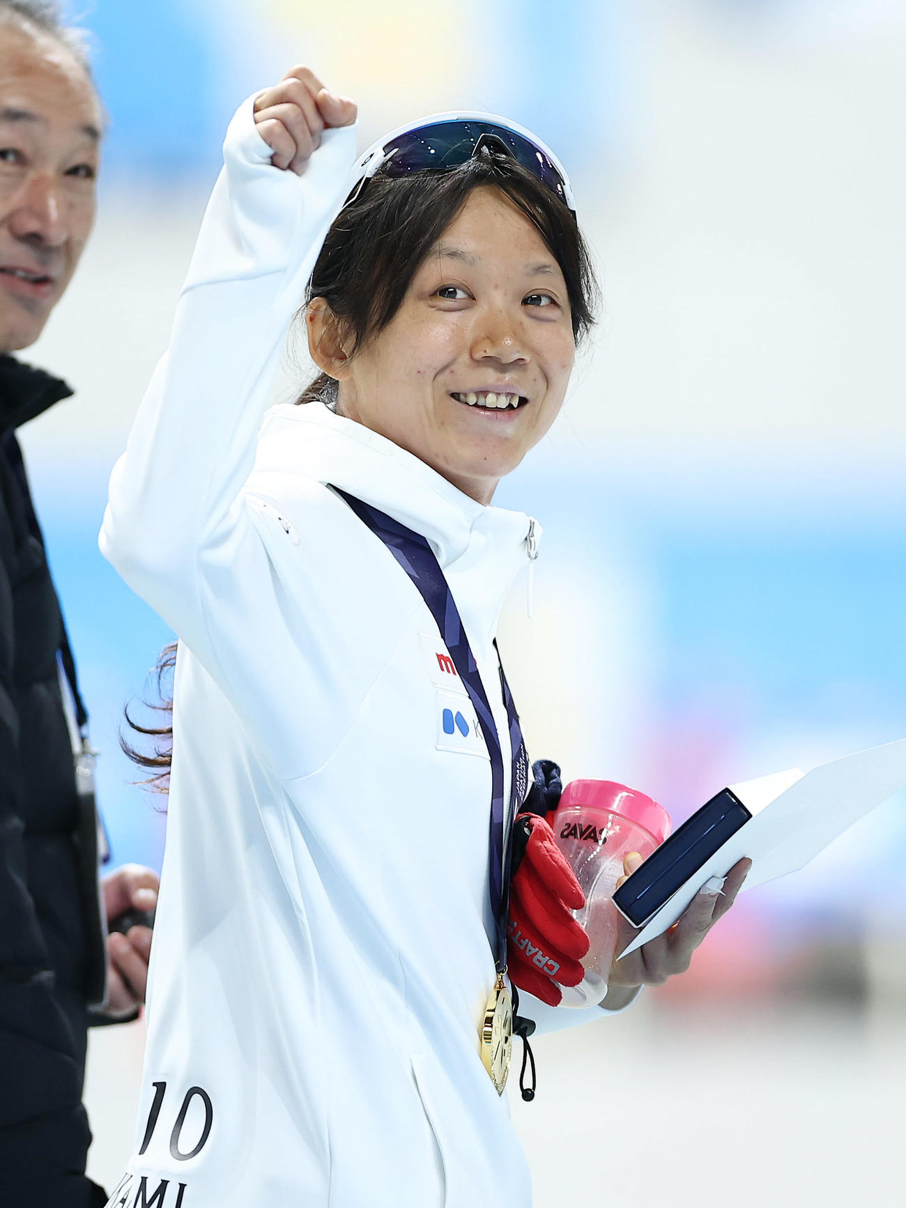 女子1000メートルで優勝し、笑顔でガッツポーズする高木美帆（撮影・前田充）