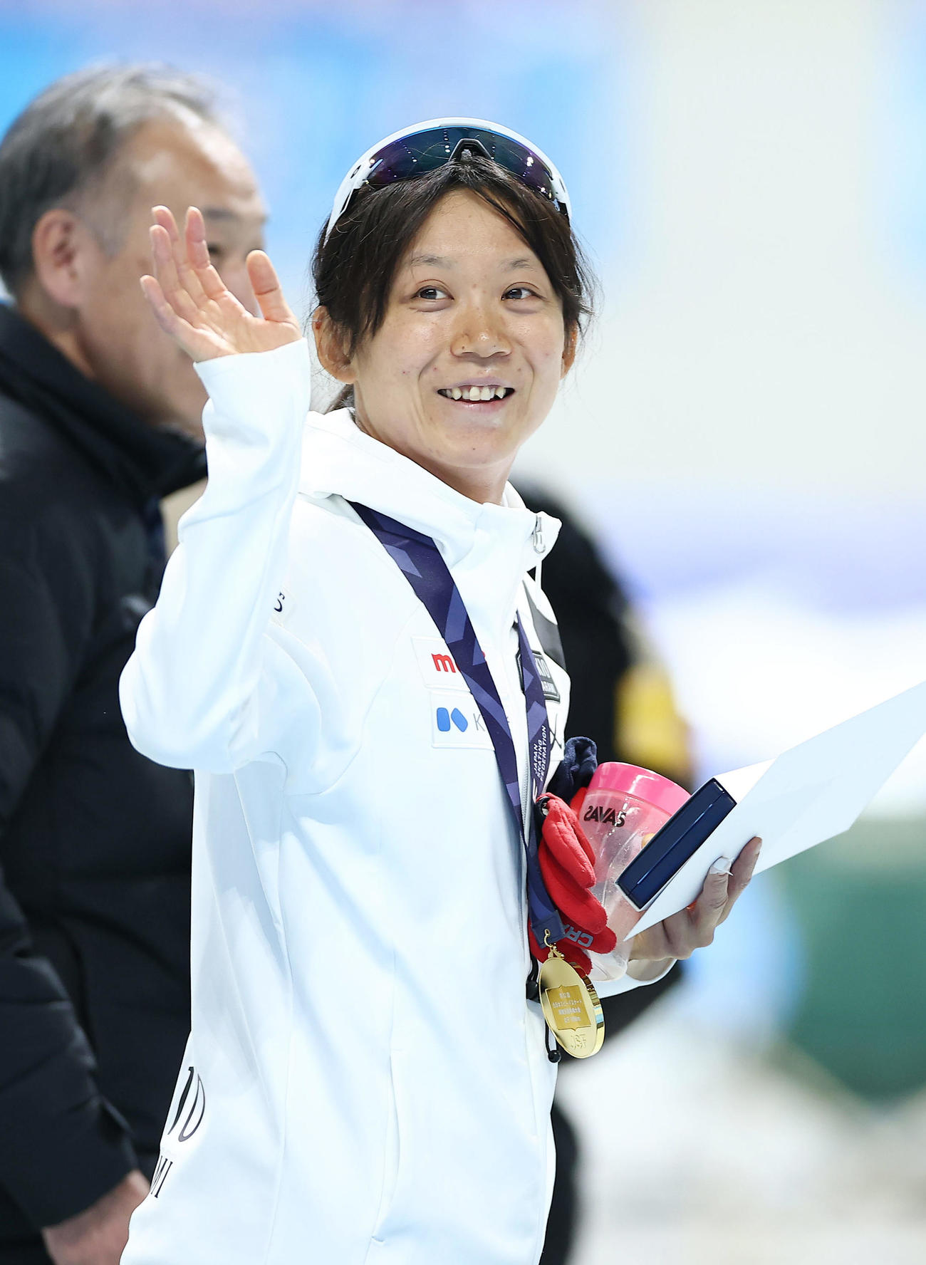 女子1000メートルで優勝し、笑顔で手を振る高木美帆（撮影・前田充）