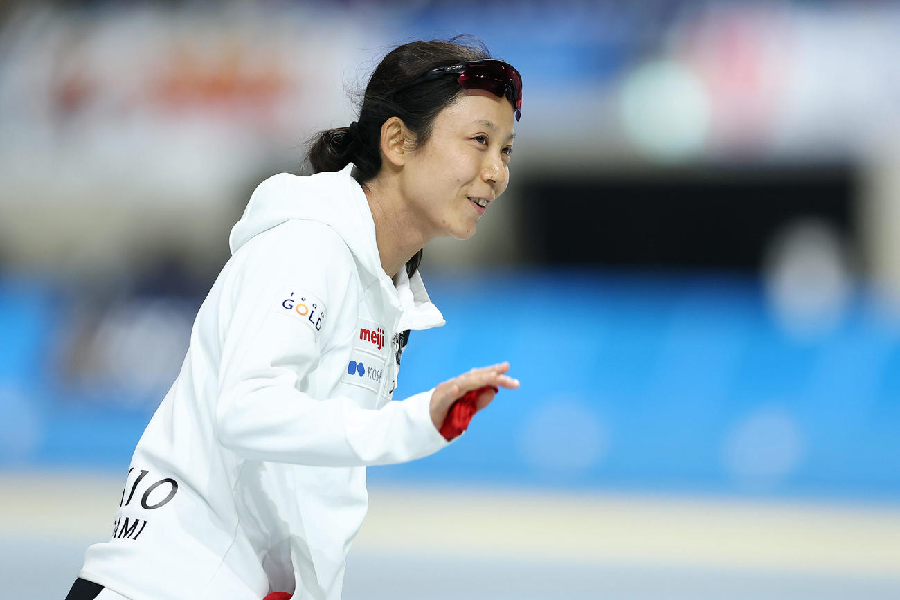 女子1000メートルで優勝し、笑顔で手を振る高木美帆（撮影・前田充）