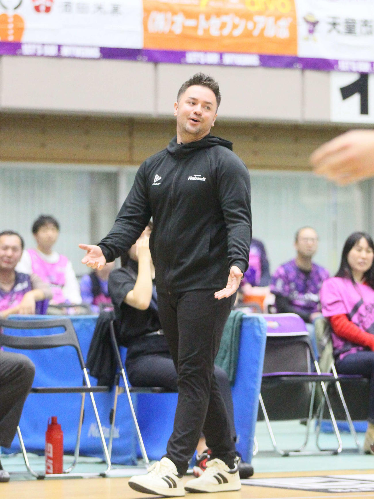 山形対福島　選手らを鼓舞するB2福島ライアン・マルシャンHC（撮影・高橋香奈）