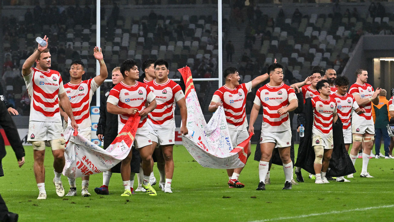 日本対オーストラリア　試合後、サポーターにあいさつする日本の選手たち（撮影・滝沢徹郎）