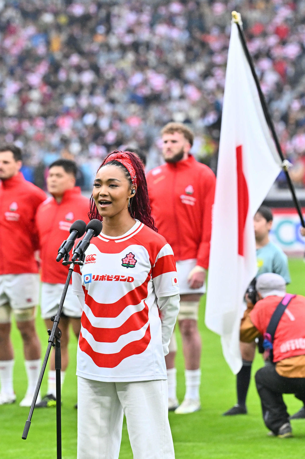 日本対オーストラリア　試合前に君が代を斉唱するクリスタル・ケイ（撮影・滝沢徹郎）