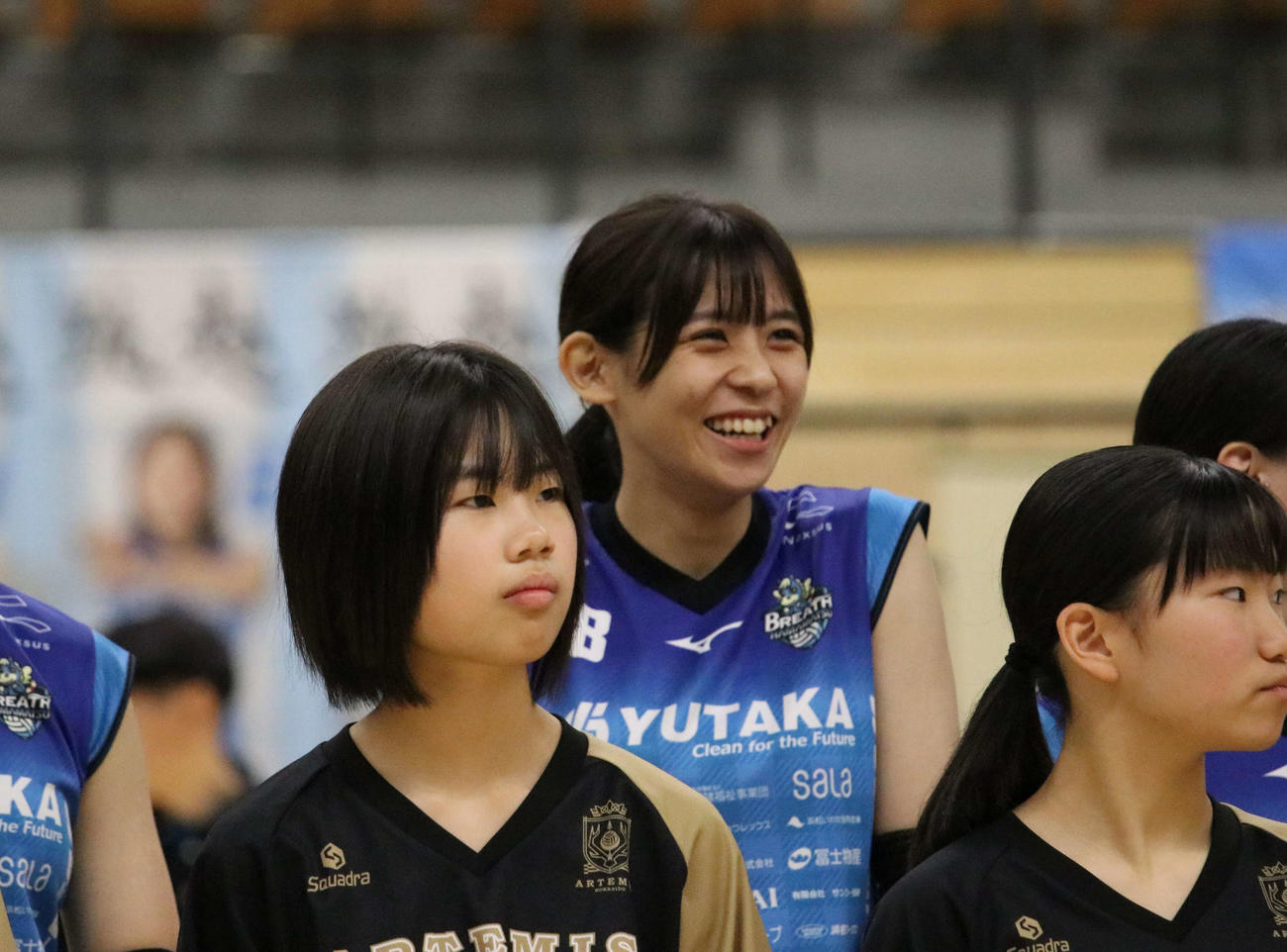 試合前の整列で笑顔を見せるブレス浜松の狩野