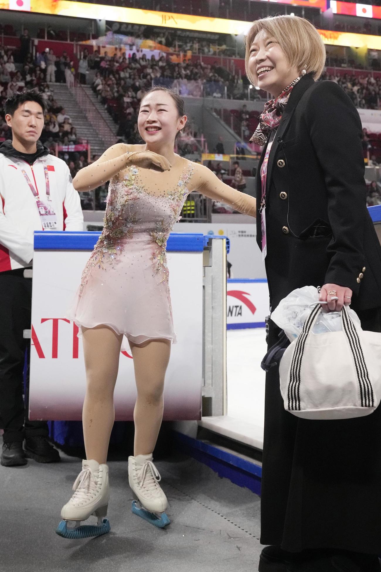 女子フリーの演技を終え、本郷裕子コーチ（右）に迎えられる松生理乃（共同）