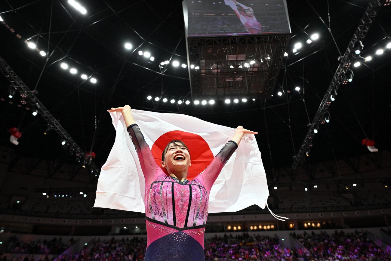 ゆか運動で優勝した日本の杉原愛子選手が喜ぶ様子 (ロイター)