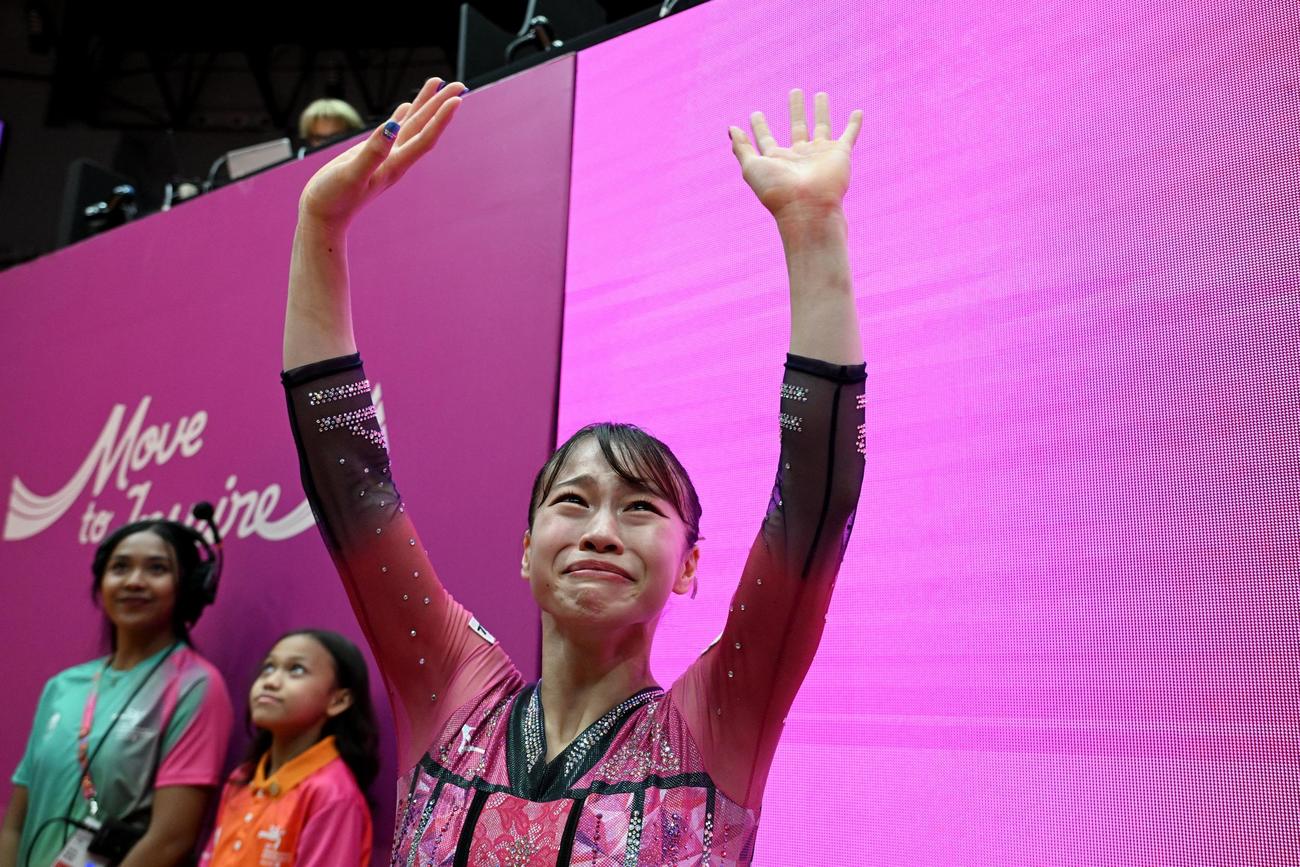ゆか運動で優勝した日本の杉原愛子選手が喜ぶ様子 (ロイター)