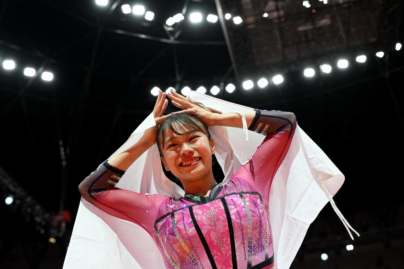 ゆか運動で優勝した日本の杉原愛子選手が喜ぶ様子 (ロイター)