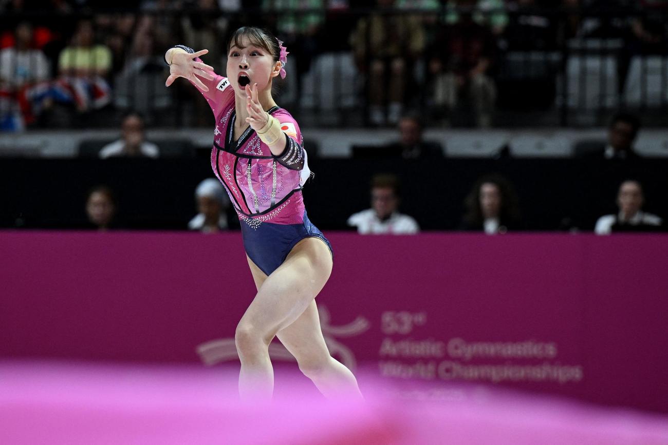 ゆか運動で優勝した日本の杉原愛子選手の演技(ロイター)