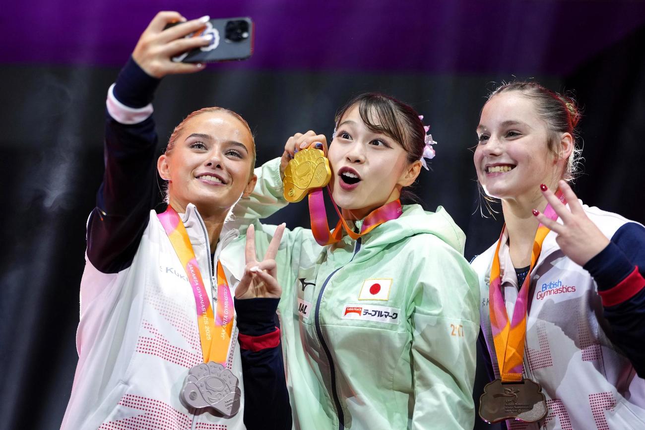 女子種目別床運動で優勝し、表彰式で記念撮影する杉原愛子（中央）ら（共同）