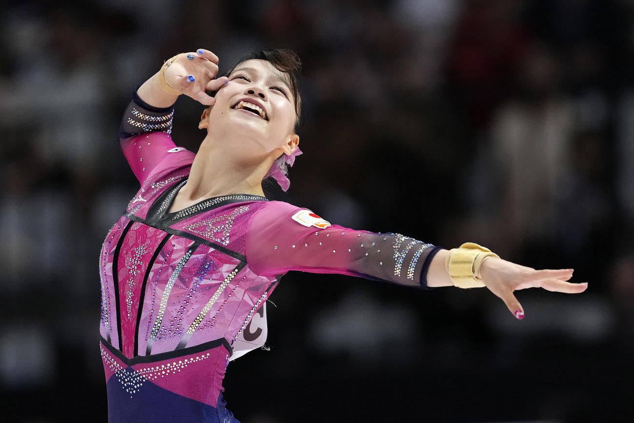 女子種目別床運動決勝　演技する杉原愛子（共同）