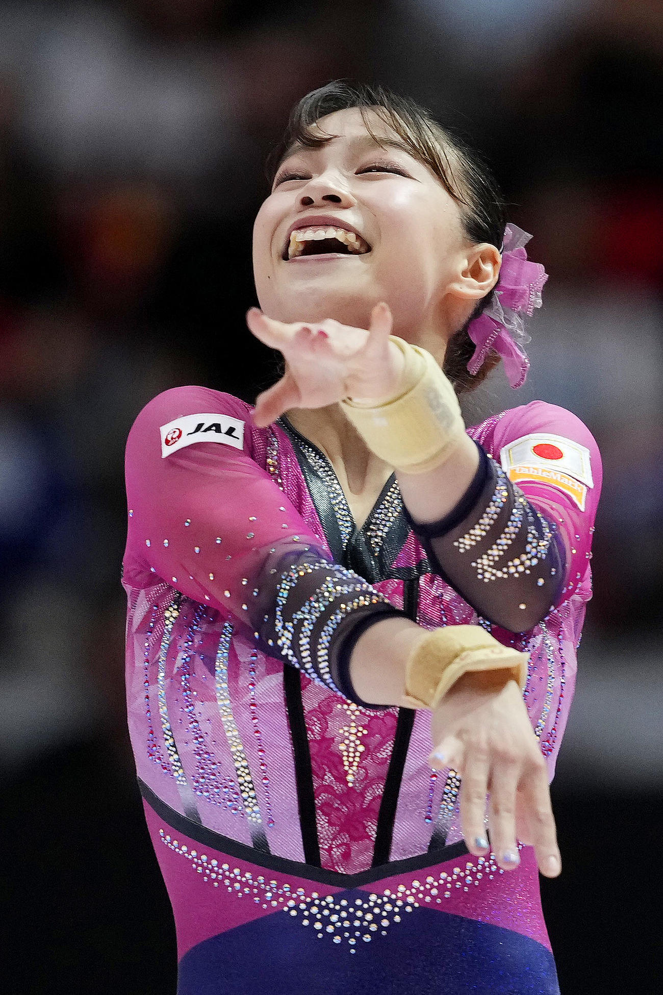 女子種目別床運動決勝　演技する杉原愛子（共同）