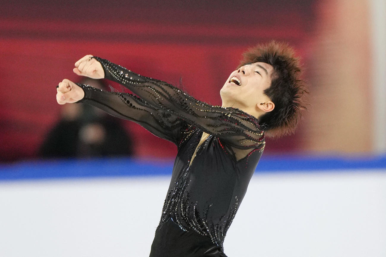 男子フリーの演技を終え、ガッツポーズする佐藤駿（共同）