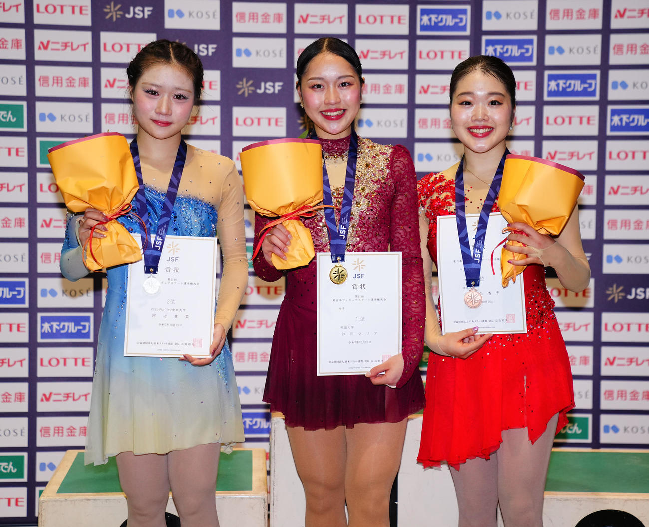 女子の表彰式で写真に納まる1位の江川（中央）、2位の河辺（左）、3位の三枝（撮影・垰建太）