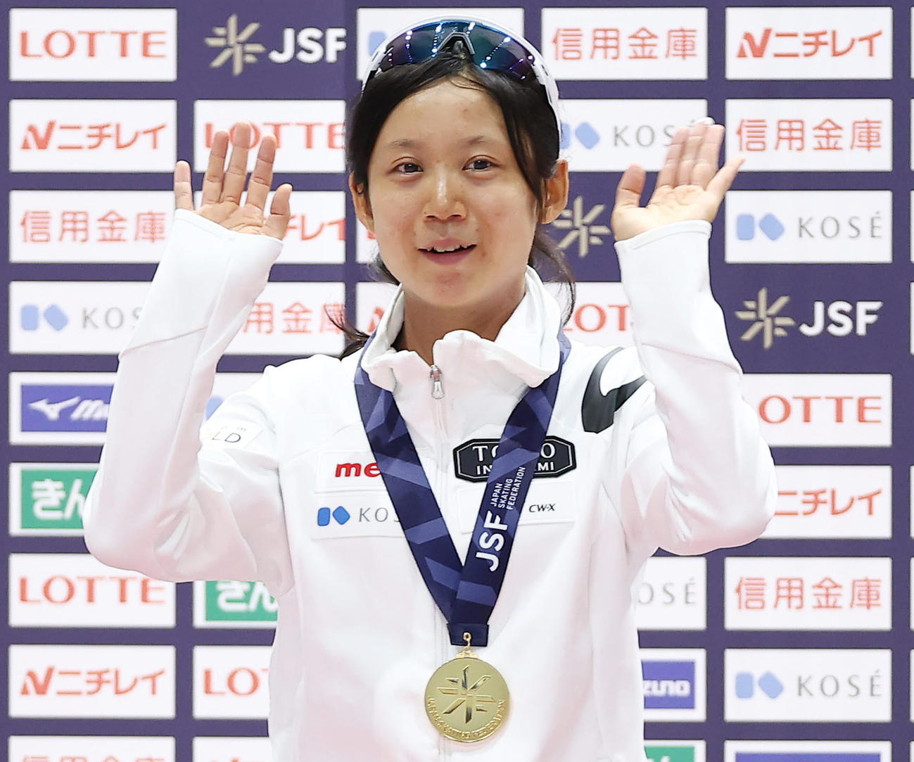 女子1500メートルで優勝し、笑顔で手を振る高木美帆（撮影・前田充）