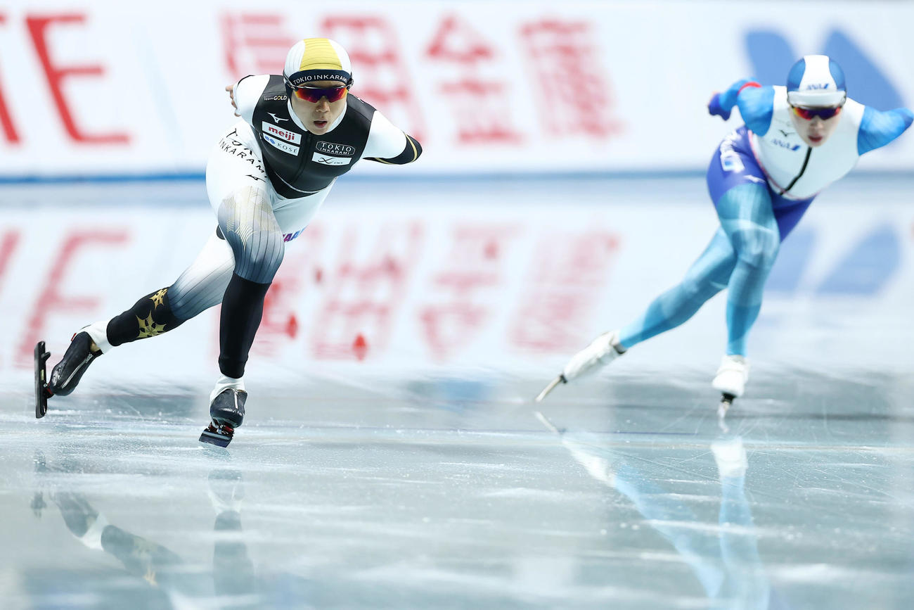 女子1500メートルで滑走する高木美帆。右は佐藤綾乃（撮影・前田充）
