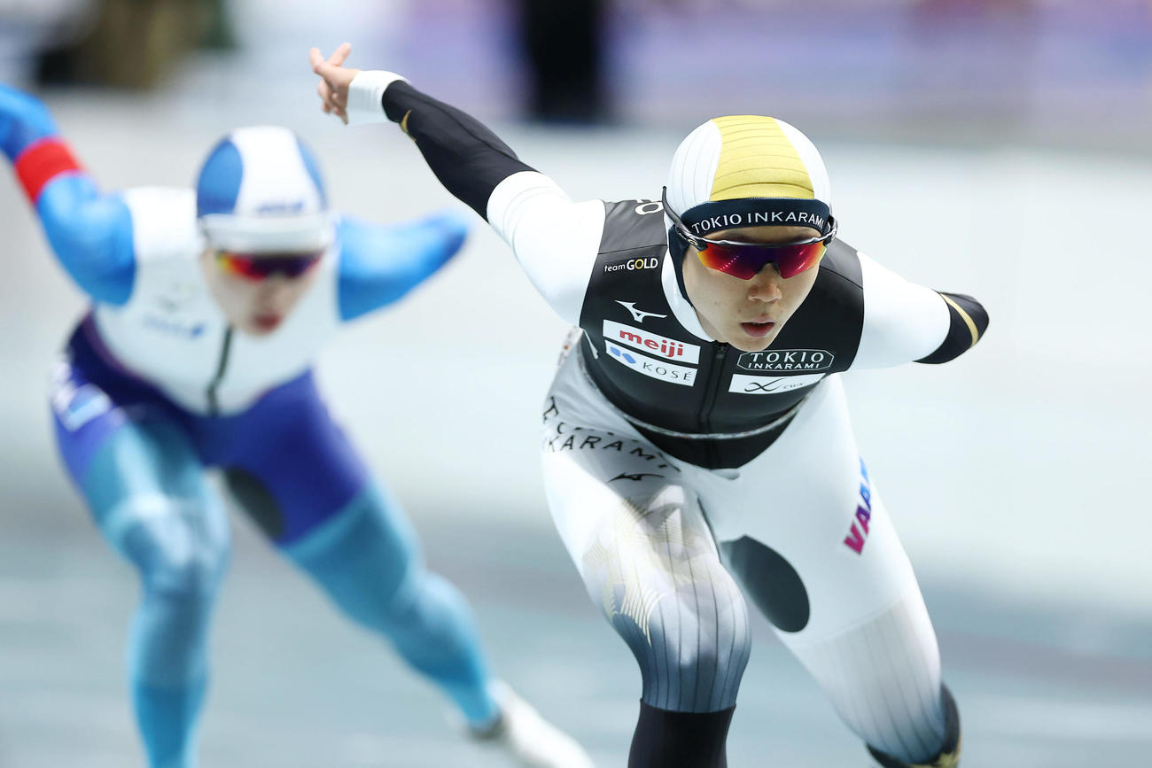 女子1500メートルで滑走する高木美帆。左は佐藤綾乃（撮影・前田充）