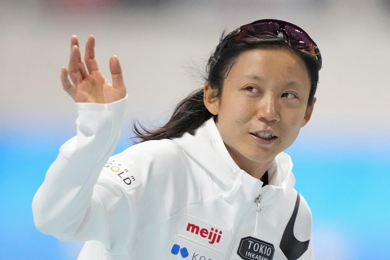 女子1500メートルで10連覇を果たし、歓声に応える高木美帆（共同）