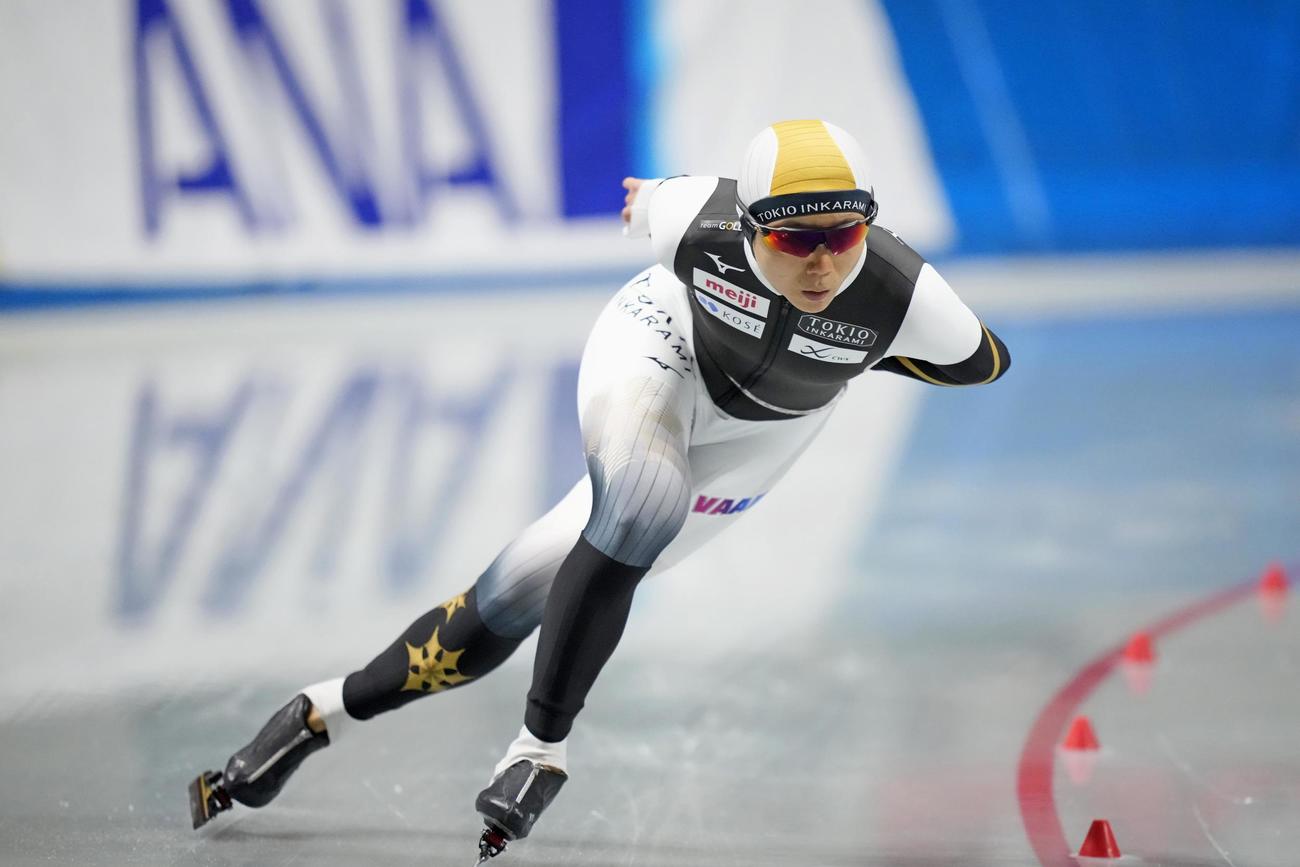 女子1500メートルで滑走する高木美帆（共同）