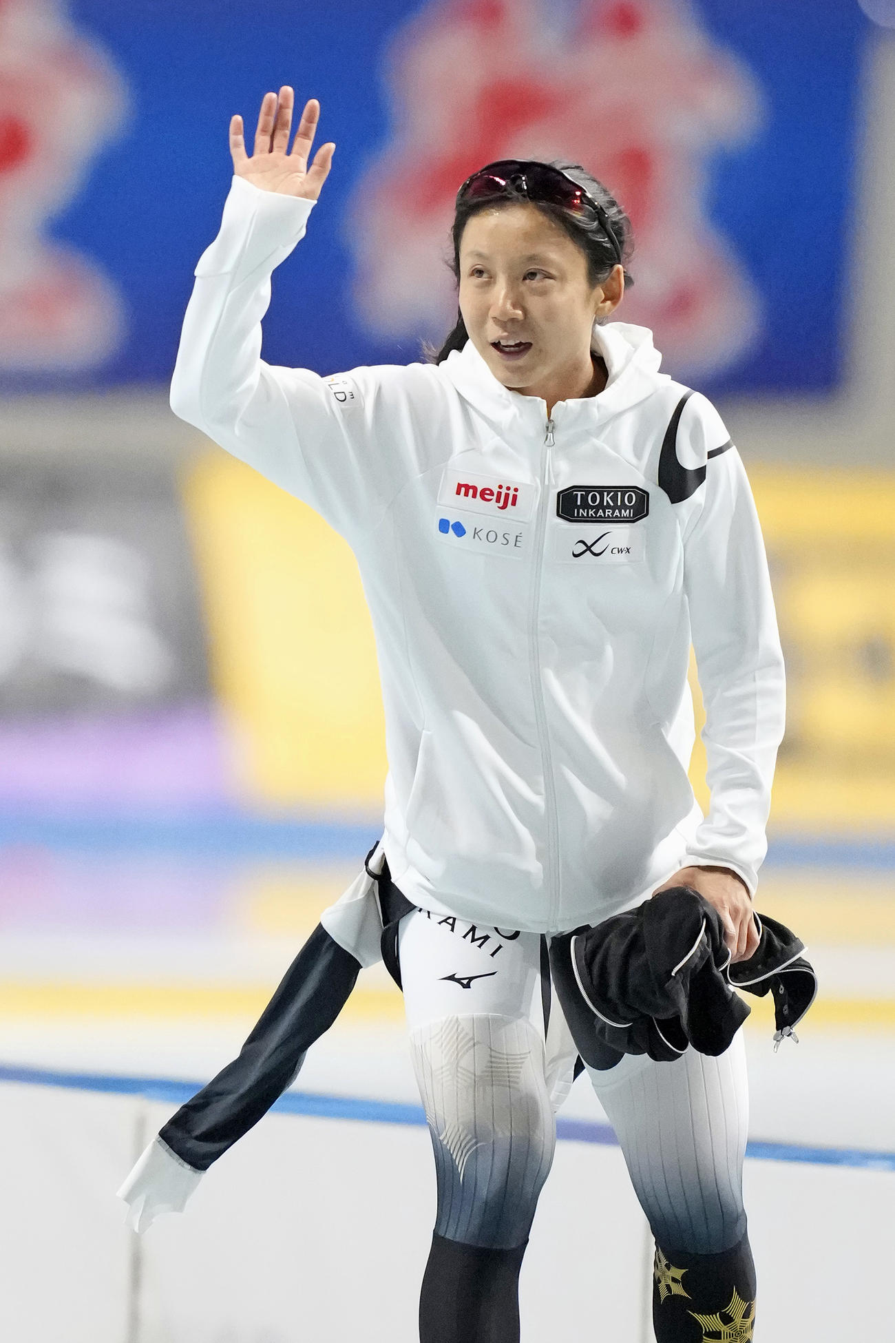 女子1500メートルで10連覇を果たし、歓声に応える高木美帆（共同）