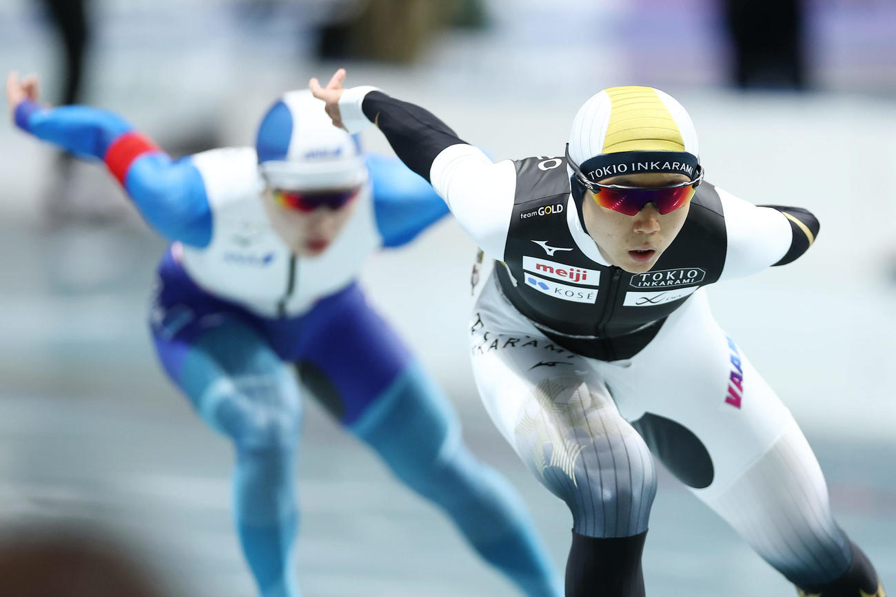 女子1500メートルで滑走する高木。左は佐藤（撮影・前田充）