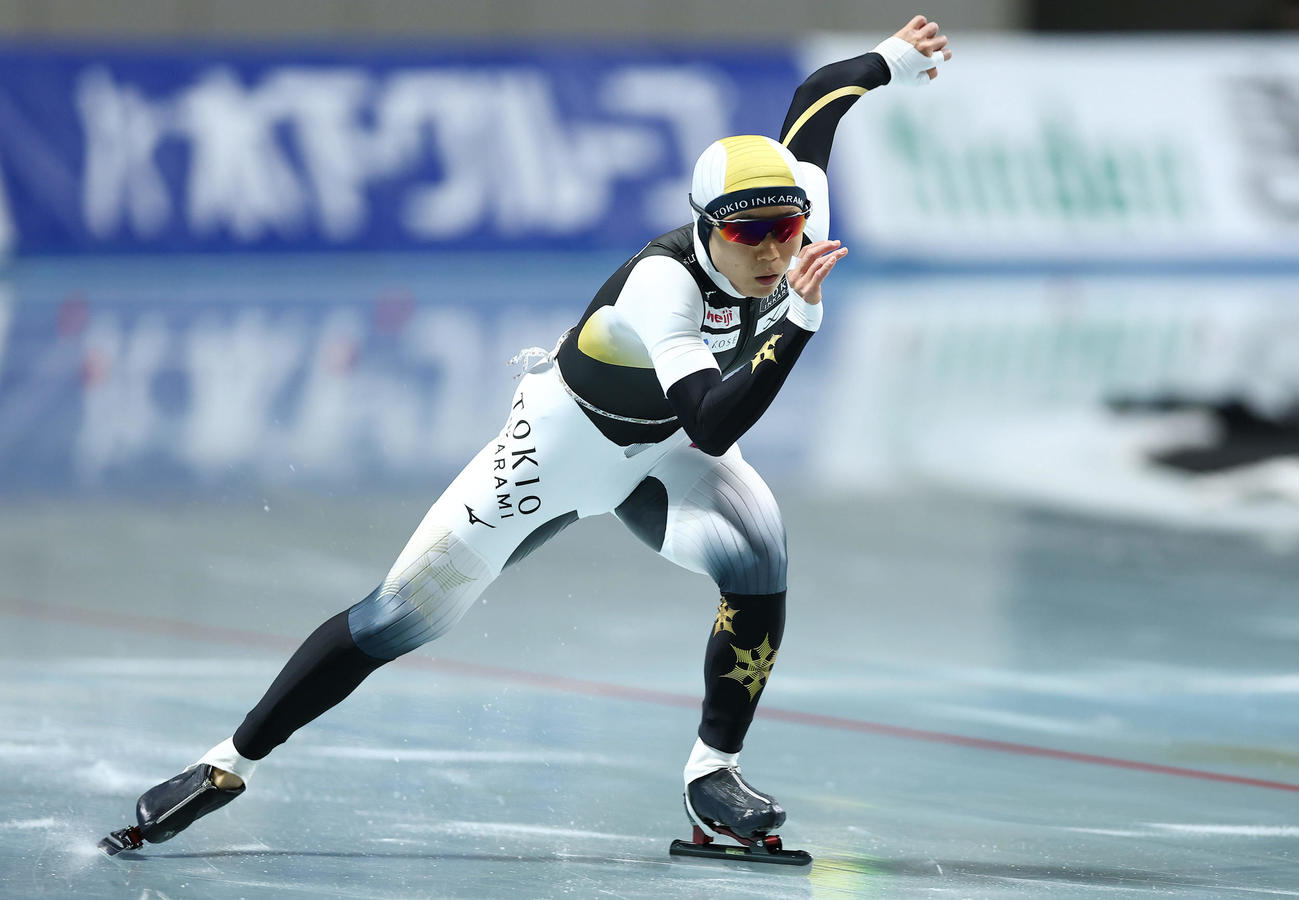 女子1500メートルで滑走する高木（撮影・前田充）