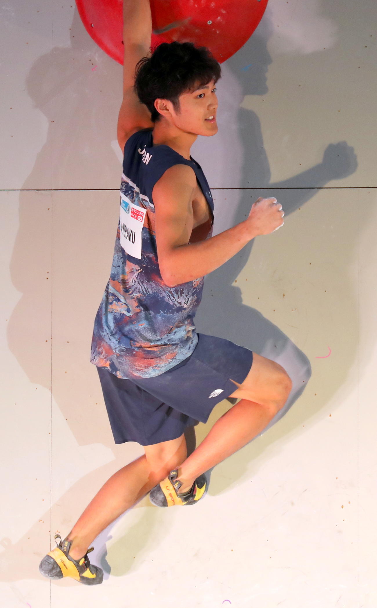 世界初の国別対抗戦IFSCクライミンググランドファイナルズ福岡2025のボルダーで初代王者に輝いた日本の安楽宙斗（撮影・木下淳）