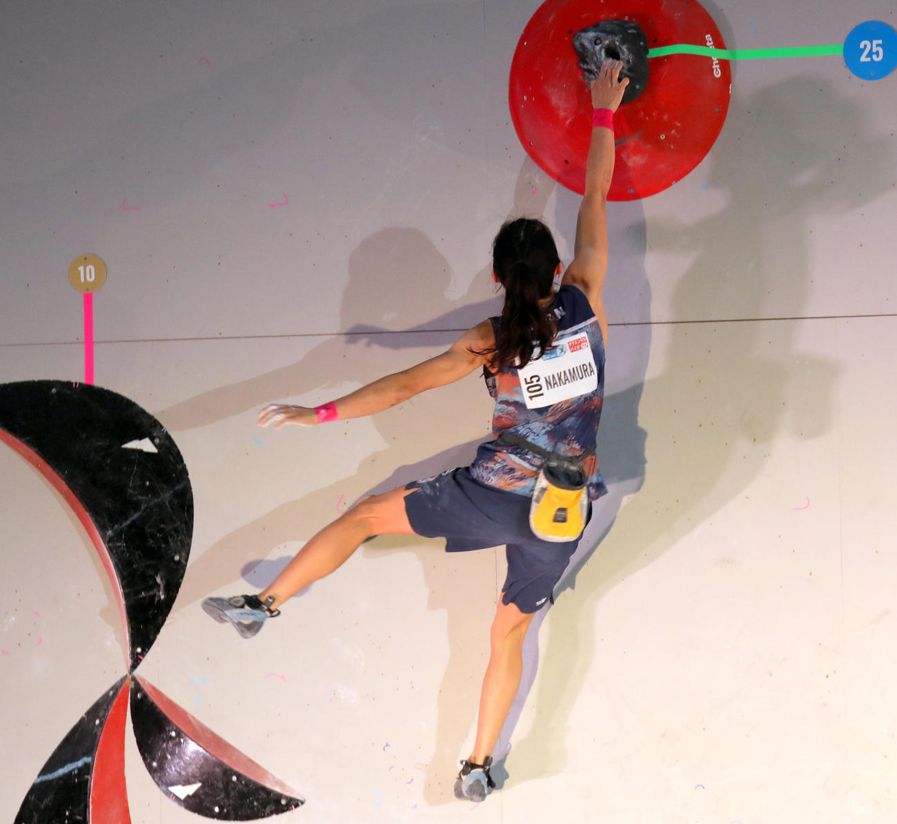 世界初の国別対抗戦IFSCクライミンググランドファイナルズ福岡2025のボルダーで初代王者に輝いた日本の中村真緒。最後は片手の離れ業から男女共通課題を完登した（撮影・木下淳）