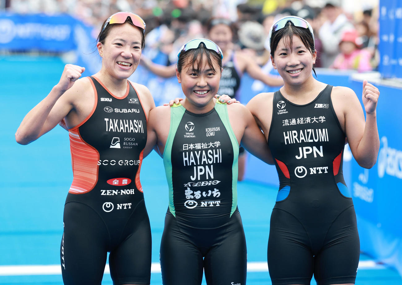 女子優勝の日本福祉大、まるいちの林（中央）は、2位の相互物産・高橋（左）、3位の流通経大・平泉と喜ぶ（撮影・野上伸悟）