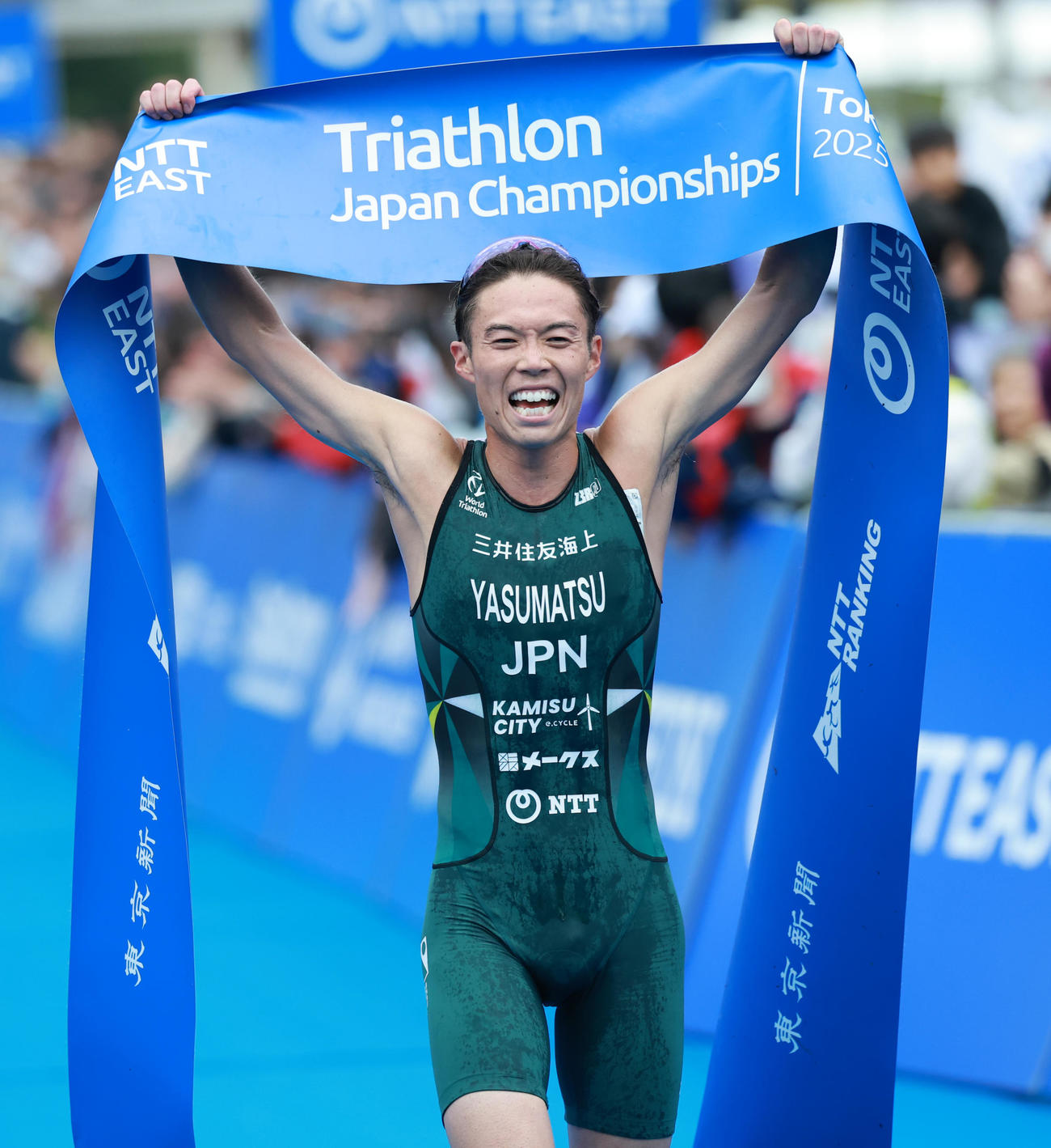 男子で優勝し喜ぶ三井住友海上・安松（撮影・野上伸悟）
