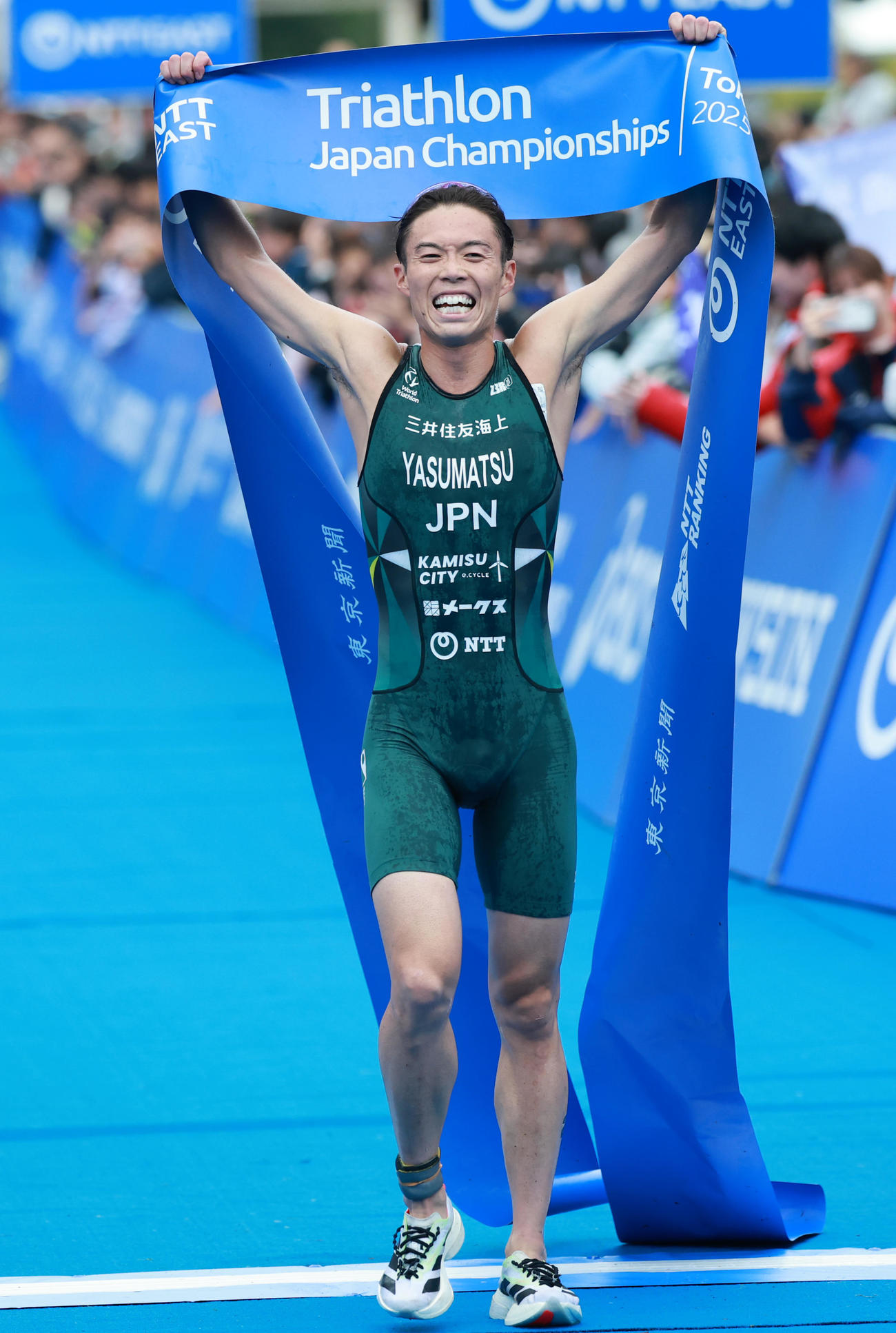 男子で優勝し喜ぶ三井住友海上・安松（撮影・野上伸悟）