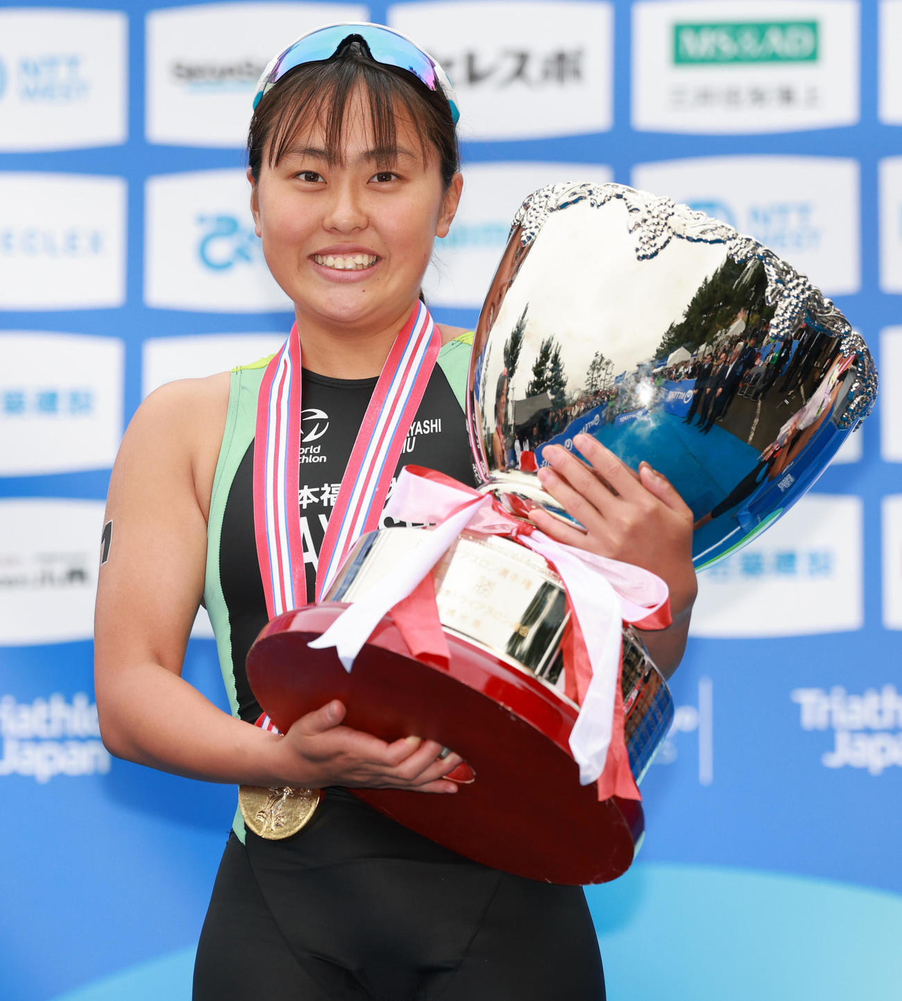 女子で優勝し喜ぶ日本福祉大、まるいちの林（撮影・野上伸悟）