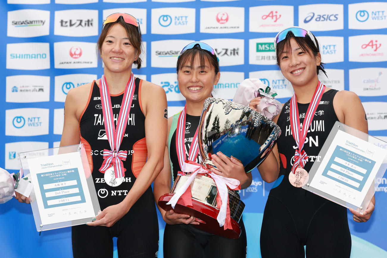 女子優勝の日本福祉大、まるいちの林（中央）は、2位の相互物産・高橋（左）、3位の流通経大・平泉と喜ぶ（撮影・野上伸悟）